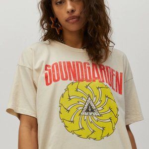 NWT Daydreamer Dirty White SOUND GARDEN BADMOTOFINGER MERCH TEE size M